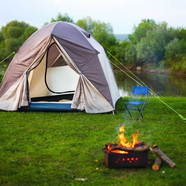 luonnossa retkeily telttaillen