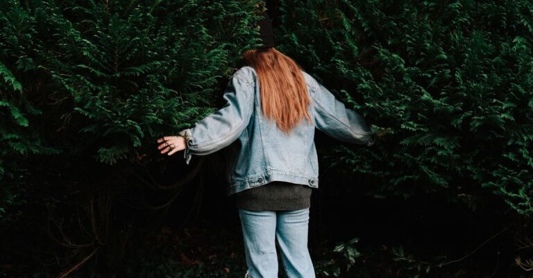 Pihan suunnittelua pohtiva ihminen etsimässä oikeaa ratkaisua pihasuunnitelman ja kohdennetun suunnittelun välillä.