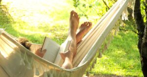 Helppohoitoinen piha tuntuu levolliselta – pihassa voi levätä ilman jatkuvaa hoitotarvetta