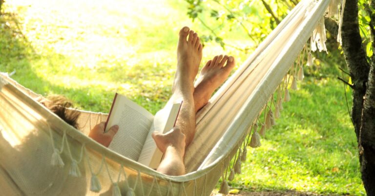 Helppohoitoinen piha tuntuu levolliselta – pihassa voi levätä ilman jatkuvaa hoitotarvetta