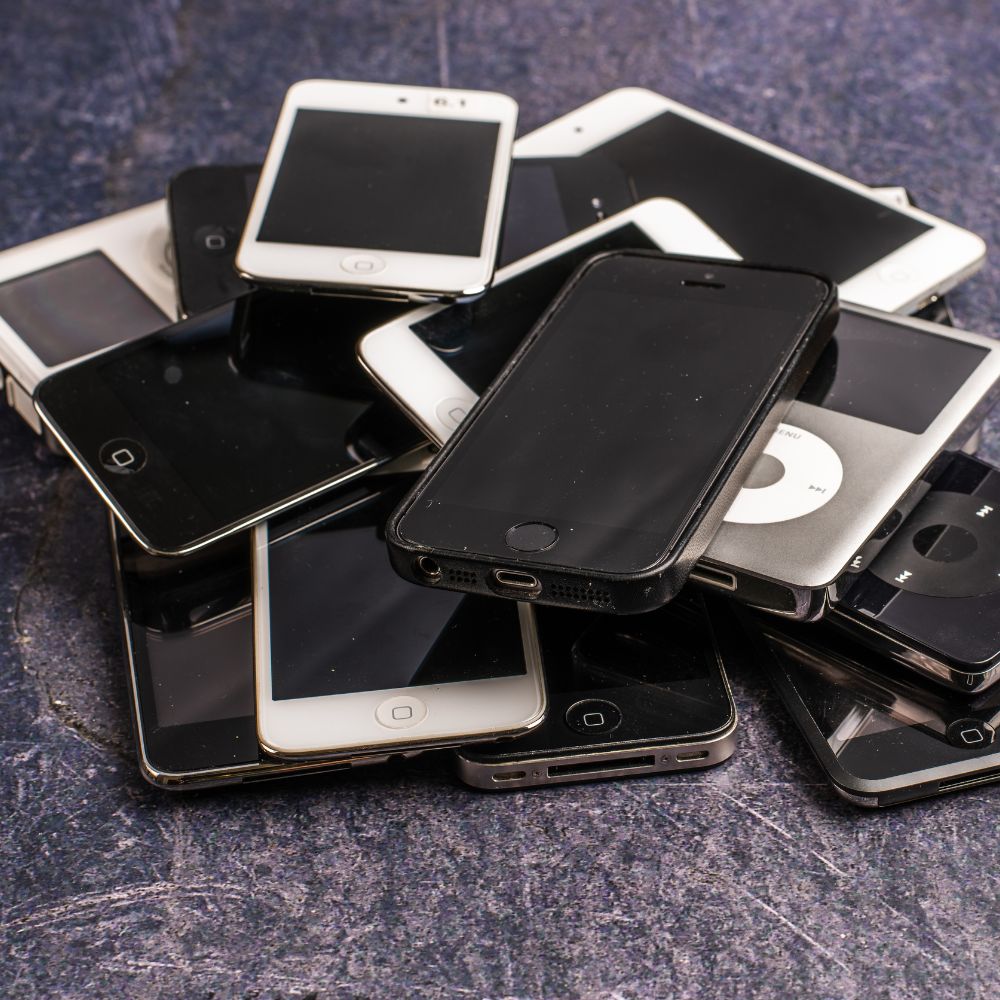 vanhat puhelimet kasassa elektroniikkajäte kierrätys materiaalit